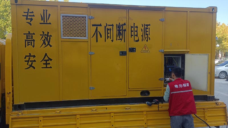 昌都柴油发电机组和UPS电源配合使用时，如何避免切换过程中的电力中断？